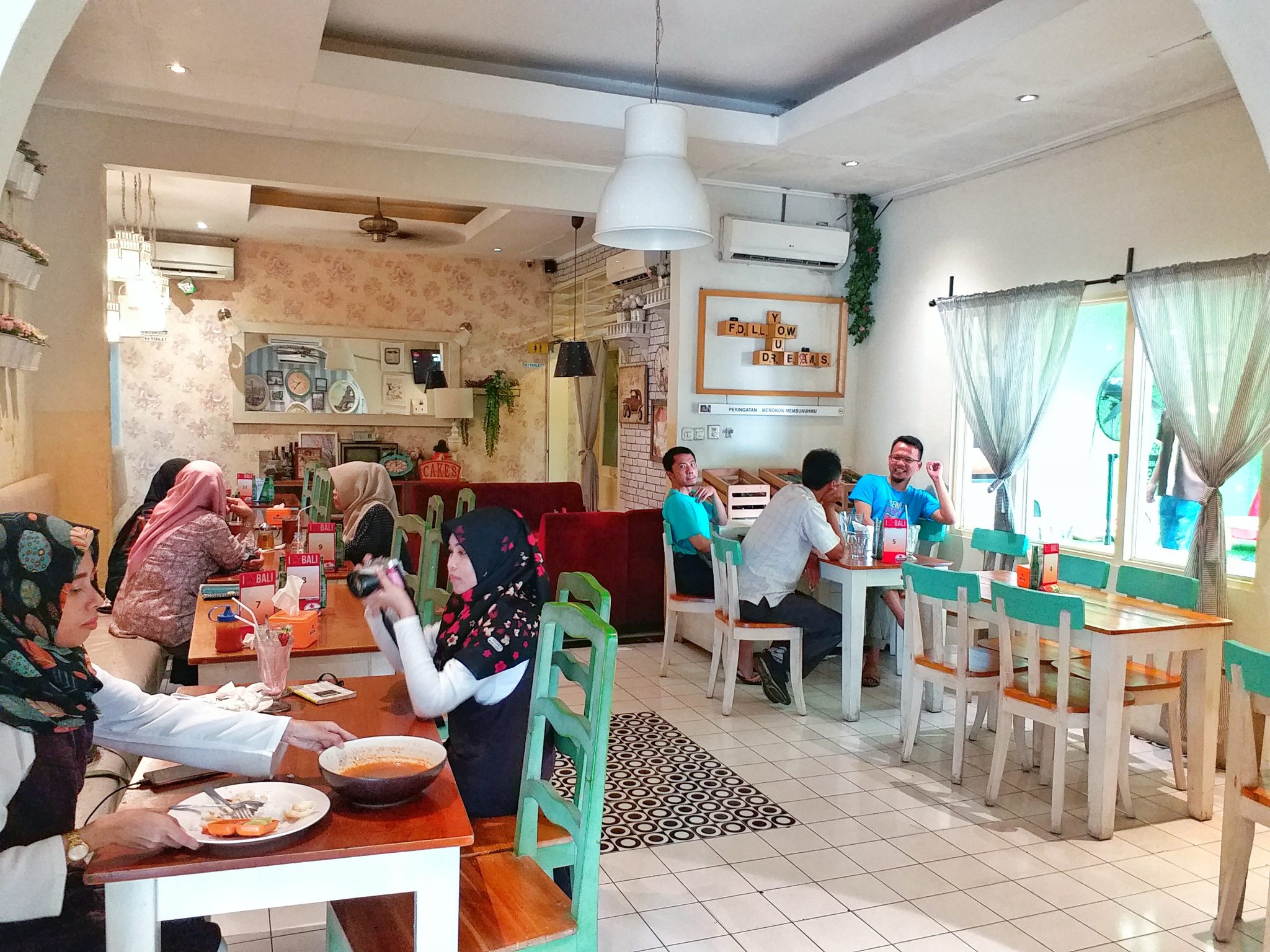 12 Cafe  di  Jakarta  Timur  Yang Keren dan Instagramable 